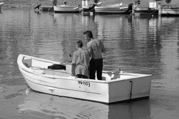 イタリア シチリア島 地中海 スコグリッティ ラグーザ州 6月2020 港の木製漁船で彼の息子と漁師 — ストック写真