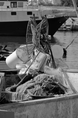 İtalya, Sicilya, Scoglitti (Ragusa Eyaleti), 18 Haziran 2020, limandaki ahşap bir balıkçı teknesinde ağlar ve çalışma botları - EDITORIAL