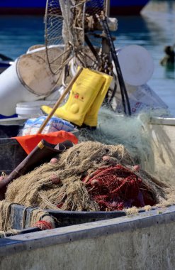 İtalya, Sicilya, Scoglitti (Ragusa Eyaleti), 18 Haziran 2020, limandaki ahşap bir balıkçı teknesinde ağlar ve çalışma botları - EDITORIAL