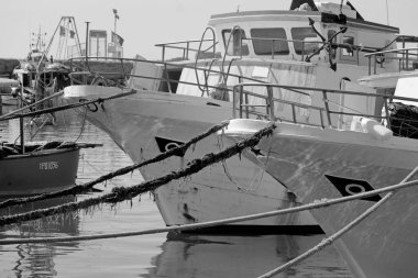 İtalya, Sicilya, Scoglitti (Ragusa Eyaleti), limanda tahtadan balıkçı tekneleri 