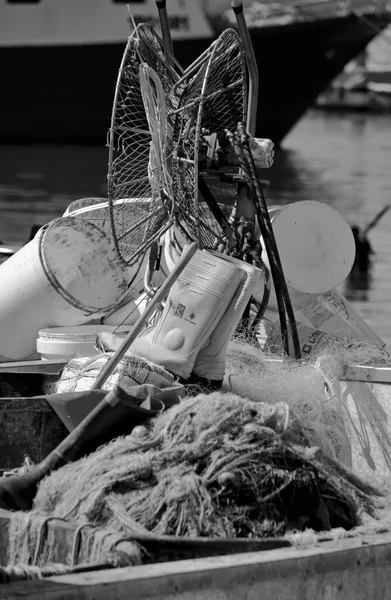 イタリア シチリア島 スコグリッティ ラグーザ州 2020年6月18日 港内の木製漁船の網や作業ブーツ 編集部 — ストック写真