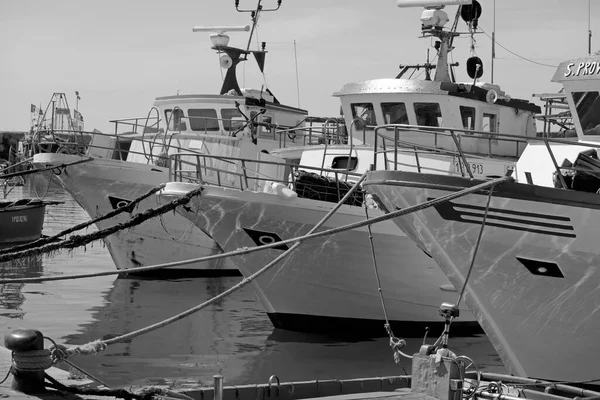 イタリア シチリア島 スコグリッティ ラグーザ州 港のシチリアの木製漁船 — ストック写真