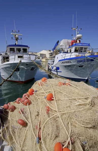 Itálie Sicílie Scoglitti Provincie Ragusa Sítě Sicilské Dřevěné Rybářské Lodě — Stock fotografie