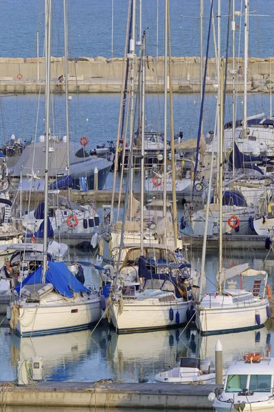 イタリア シチリア島 地中海 マリーナ ラグーザ 6月2020 日没時に港のモーターボートや豪華ヨット Editorial — ストック写真