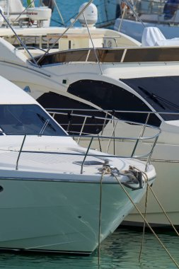 İtalya, Sicilya, Akdeniz, Marina di Ragusa (Ragusa ili); 23 Haziran 2020, limanda lüks yatlar - EDITORIAL