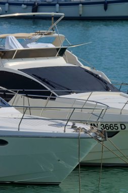 İtalya, Sicilya, Akdeniz, Marina di Ragusa (Ragusa ili); 23 Haziran 2020, limanda lüks yatlar - EDITORIAL