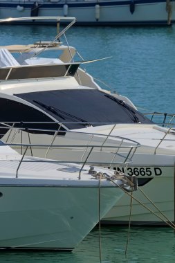 İtalya, Sicilya, Akdeniz, Marina di Ragusa (Ragusa ili); 23 Haziran 2020, limanda lüks yatlar - EDITORIAL