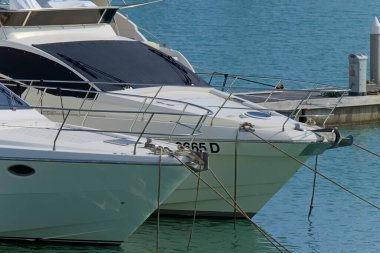 İtalya, Sicilya, Akdeniz, Marina di Ragusa (Ragusa ili); 23 Haziran 2020, limanda lüks yatlar - EDITORIAL