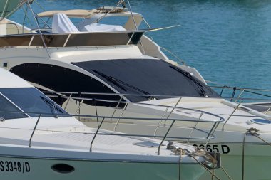 İtalya, Sicilya, Akdeniz, Marina di Ragusa (Ragusa ili); 23 Haziran 2020, limanda lüks yatlar - EDITORIAL