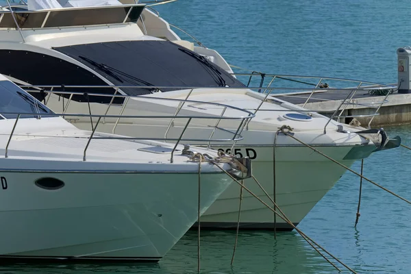 İtalya, Sicilya, Akdeniz, Marina di Ragusa (Ragusa ili); 23 Haziran 2020, limanda lüks yatlar - EDITORIAL