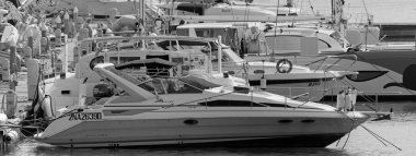 İtalya, Sicilya, Akdeniz, Marina di Ragusa (Ragusa ili); 23 Haziran 2020, limanda lüks yatlar - EDITORIAL