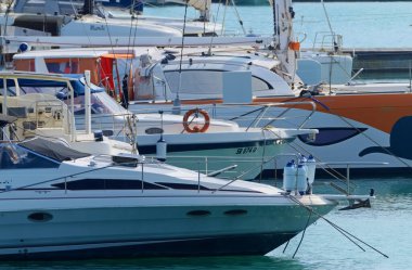 İtalya, Sicilya, Akdeniz, Marina di Ragusa (Ragusa ili); 23 Haziran 2020, limanda lüks yatlar - EDITORIAL