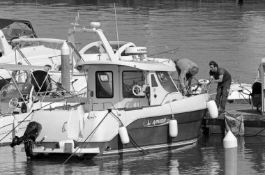 İtalya, Sicilya, Akdeniz, Marina di Ragusa (Ragusa ili); 24 Haziran 2020, limandaki insanlar, motorlu tekneler ve lüks yatlar - EDITORIAL