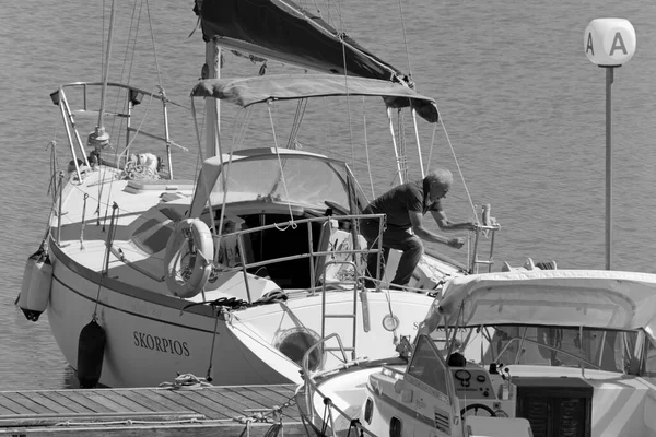 意大利 西西里 地中海 拉古萨海 拉古萨省 2020年6月25日 港口一艘帆船上的人 Editorial — 图库照片