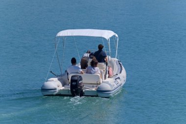 İtalya, Sicilya, Akdeniz, Marina di Ragusa (Ragusa Eyaleti); 25 Haziran 2020, limandaki kauçuk bir teknede insanlar - EDITORIAL