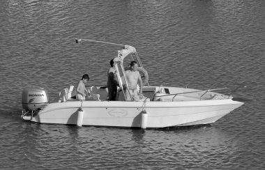 İtalya, Sicilya, Akdeniz, Marina di Ragusa (Ragusa Eyaleti); 25 Haziran 2020, limandaki bir motorlu tekne - EDITORIAL