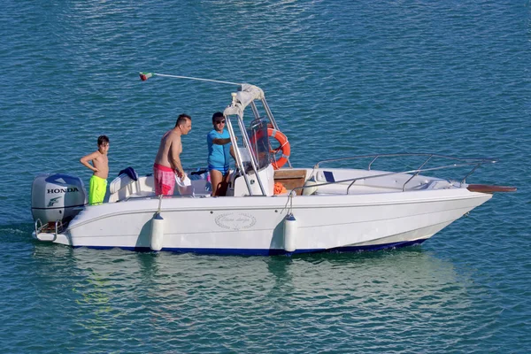 Italien Sicilien Medelhavet Marina Ragusa Ragusaprovinsen Juni 2020 Personer Motorbåt — Stockfoto
