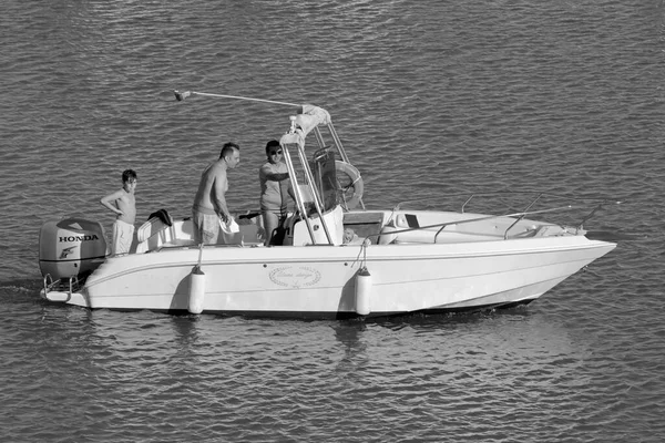 イタリア シチリア島 地中海 マリーナ ラグーザ ラグーザ州 2020年6月25日 港のモーターボートに乗っている人々 Editorial — ストック写真