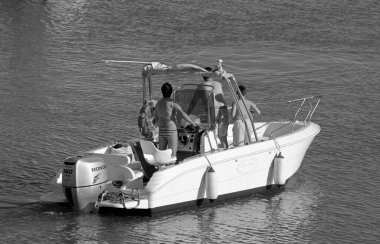 İtalya, Sicilya, Akdeniz, Marina di Ragusa (Ragusa Eyaleti); 25 Haziran 2020, limandaki bir motorlu tekne - EDITORIAL