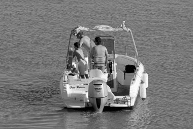 İtalya, Sicilya, Akdeniz, Marina di Ragusa (Ragusa Eyaleti); 25 Haziran 2020, limandaki bir motorlu tekne - EDITORIAL