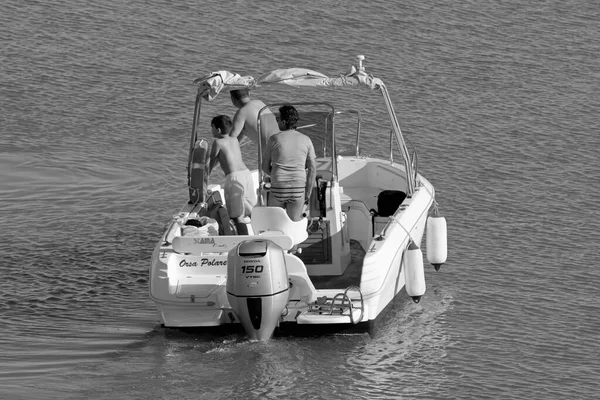 Italien Sicilien Medelhavet Marina Ragusa Ragusaprovinsen Juni 2020 Personer Motorbåt — Stockfoto