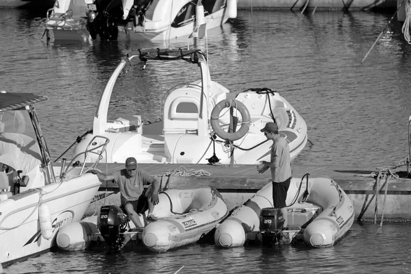 イタリア シチリア島 地中海 マリーナ ラグーザ ラグーザ州 2020年6月25日 港内のゴムボートや豪華ヨットの人々 Editorial — ストック写真