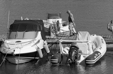 İtalya, Sicilya, Akdeniz, Marina di Ragusa (Ragusa ili); 25 Haziran 2020, limandaki insanlar, motorlu tekneler ve lüks yatlar - EDITORIAL