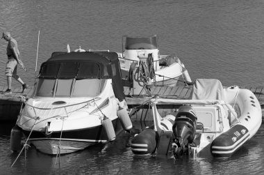 İtalya, Sicilya, Akdeniz, Marina di Ragusa (Ragusa ili); 25 Haziran 2020, limandaki insanlar, motorlu tekneler ve lüks yatlar - EDITORIAL