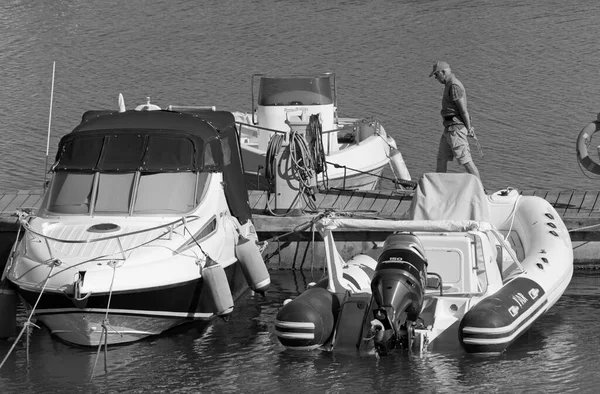 意大利 西西里 地中海 拉古萨港 拉古萨省 2020年6月25日 港口内的人员 汽艇和豪华游艇 Editorial — 图库照片