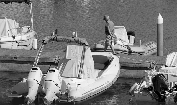 Italien Sicilien Medelhavet Marina Ragusa Ragusaprovinsen Juni 2020 Människor Motorbåtar — Stockfoto