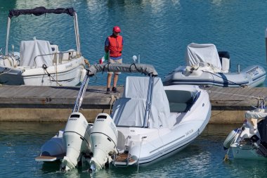 İtalya, Sicilya, Akdeniz, Marina di Ragusa (Ragusa ili); 25 Haziran 2020, limandaki insanlar, motorlu tekneler ve lüks yatlar - EDITORIAL