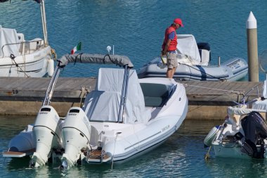 İtalya, Sicilya, Akdeniz, Marina di Ragusa (Ragusa ili); 25 Haziran 2020, limandaki insanlar, motorlu tekneler ve lüks yatlar - EDITORIAL