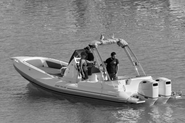 İtalya, Sicilya, Akdeniz, Marina di Ragusa (Ragusa ili); 26 Haziran 2020, limandaki kauçuk bir teknede insanlar - EDITORIAL