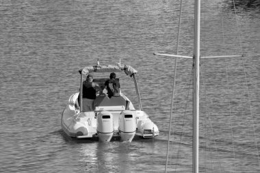 İtalya, Sicilya, Akdeniz, Marina di Ragusa (Ragusa ili); 26 Haziran 2020, limandaki kauçuk bir teknede insanlar - EDITORIAL