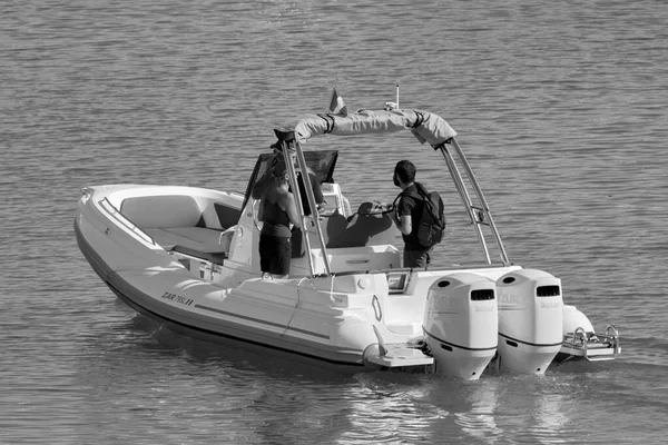 イタリア シチリア島 地中海 マリーナ ラグーザ ラグーザ州 2020年6月26日 港のゴムボートに乗っている人々 Editorial — ストック写真