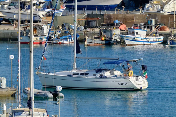 Italien Sicilien Medelhavet Marina Ragusa Ragusaprovinsen Juni 2020 Man Segelbåt — Stockfoto