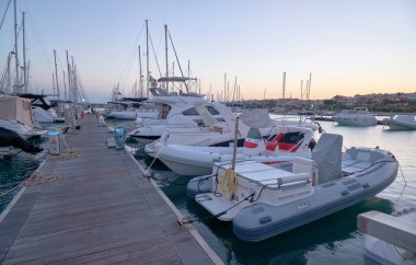 İtalya, Sicilya, Akdeniz, Marina di Ragusa; 26 Haziran 2020, gün batımında limanda motorlu tekne ve lüks yatlar - EDITORIAL