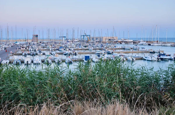 意大利 西西里 地中海 拉古萨港 日落时港口的游艇和豪华游艇 — 图库照片