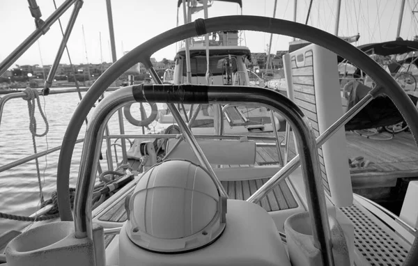 Italien Sicilien Medelhavet Marina Ragusa Utsikt Över Lyxbåtar Hamnen Vid — Stockfoto