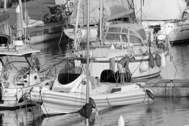 İtalya, Sicilya, Akdeniz, Marina di Ragusa (Ragusa ili); 27 Haziran 2020, limanda büyük bir kauçuk teknede adam - EDITORIAL