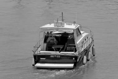 İtalya, Sicilya, Akdeniz, Marina di Ragusa (Ragusa Eyaleti); 28 Haziran 2020, limanda lüks bir yatta (Istakoz) yaşayan insanlar - EDITORIAL