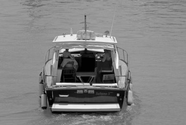 İtalya, Sicilya, Akdeniz, Marina di Ragusa (Ragusa Eyaleti); 28 Haziran 2020, limanda lüks bir yatta (Istakoz) yaşayan insanlar - EDITORIAL