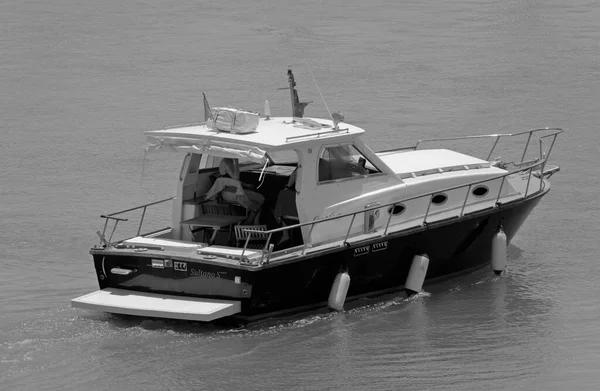 Italien Sicilien Medelhavet Marina Ragusa Ragusaprovinsen Juni 2020 Lyxyacht Hummer — Stockfoto