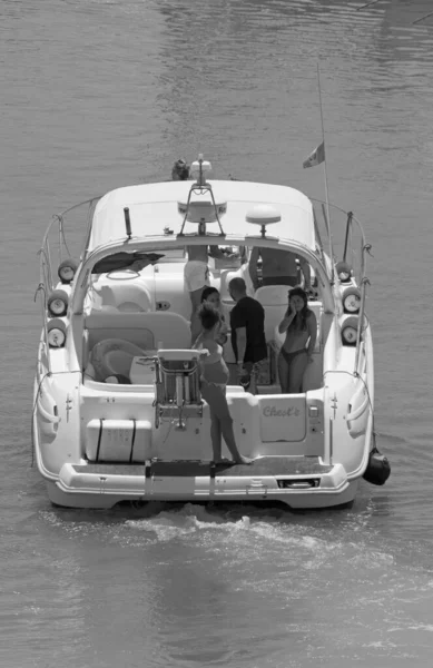 イタリア シチリア島 地中海 マリーナ ラグーザ ラグーザ州 6月2020 ポート内の豪華なヨット上の人々 — ストック写真
