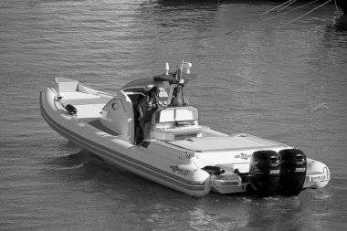 İtalya, Sicilya, Akdeniz, Marina di Ragusa (Ragusa Eyaleti); 28 Haziran 2020, limandaki büyük bir kauçuk teknede insanlar - EDITORIAL