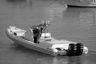 İtalya, Sicilya, Akdeniz, Marina di Ragusa (Ragusa Eyaleti); 28 Haziran 2020, limandaki büyük bir kauçuk teknede insanlar - EDITORIAL