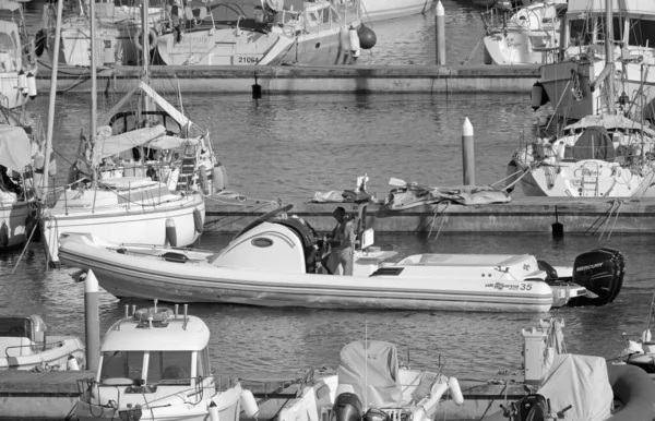 イタリア シチリア島 地中海 マリーナ ラグーザ ラグーザ州 2020年6月28日 港内の大きなゴムボートや豪華なヨットに乗っている人々 Editorial — ストック写真