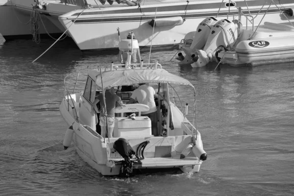 意大利 西西里 地中海 拉古萨港 拉古萨省 2020年6月28日 港口内乘坐汽艇和豪华游艇的人 Editorial — 图库照片