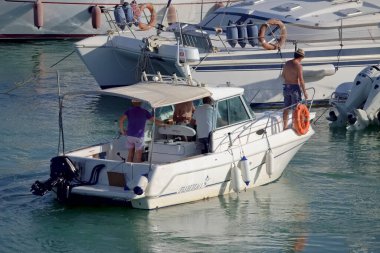 İtalya, Sicilya, Akdeniz, Marina di Ragusa (Ragusa ili); 28 Haziran 2020, limandaki bir motorlu tekne ve lüks yatlarda yaşayan insanlar - EDITORIAL