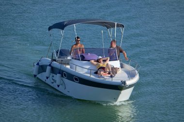 İtalya, Sicilya, Akdeniz, Marina di Ragusa (Ragusa Eyaleti); 28 Haziran 2020, limandaki bir motorlu tekne - EDITORIAL